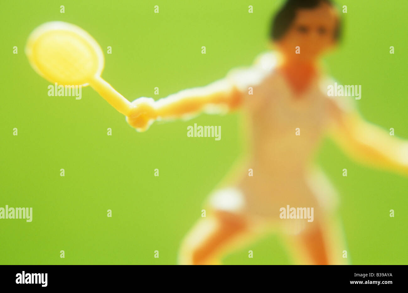 Impressionistica close up del modello del tennis femminile-player con bracci di raggiungere, con racquet contro lo sfondo di erba Foto Stock