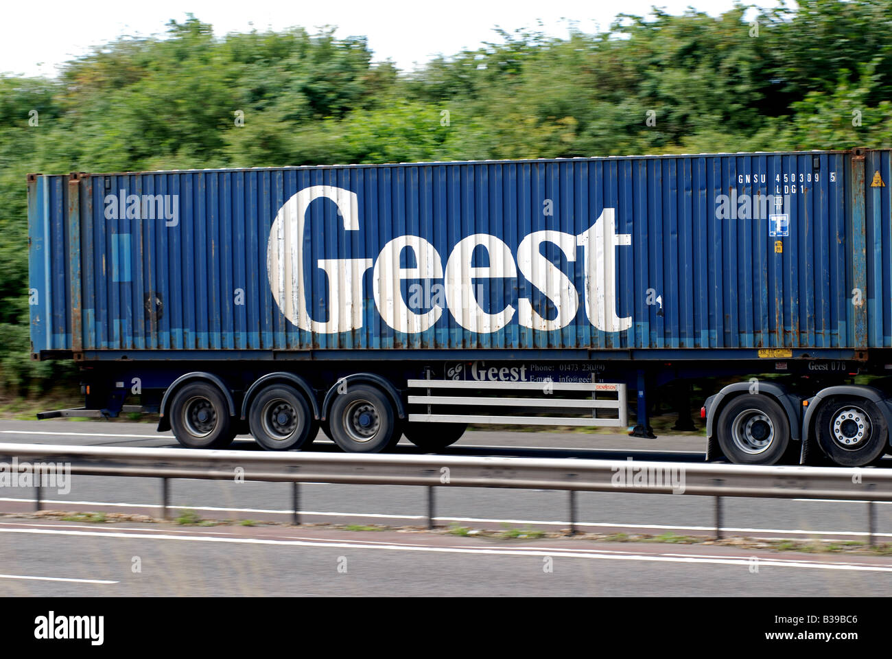 Geest contenitore di spedizione trasportata su autostrada M40 Inghilterra REGNO UNITO Foto Stock