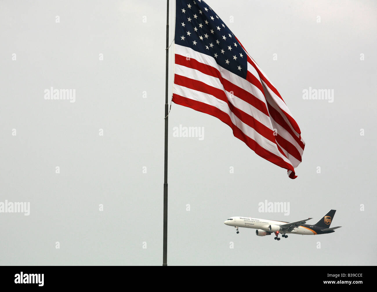 Un UPS aereo atterra a Louisville, Kentucky con noi bandiera in primo piano Foto Stock