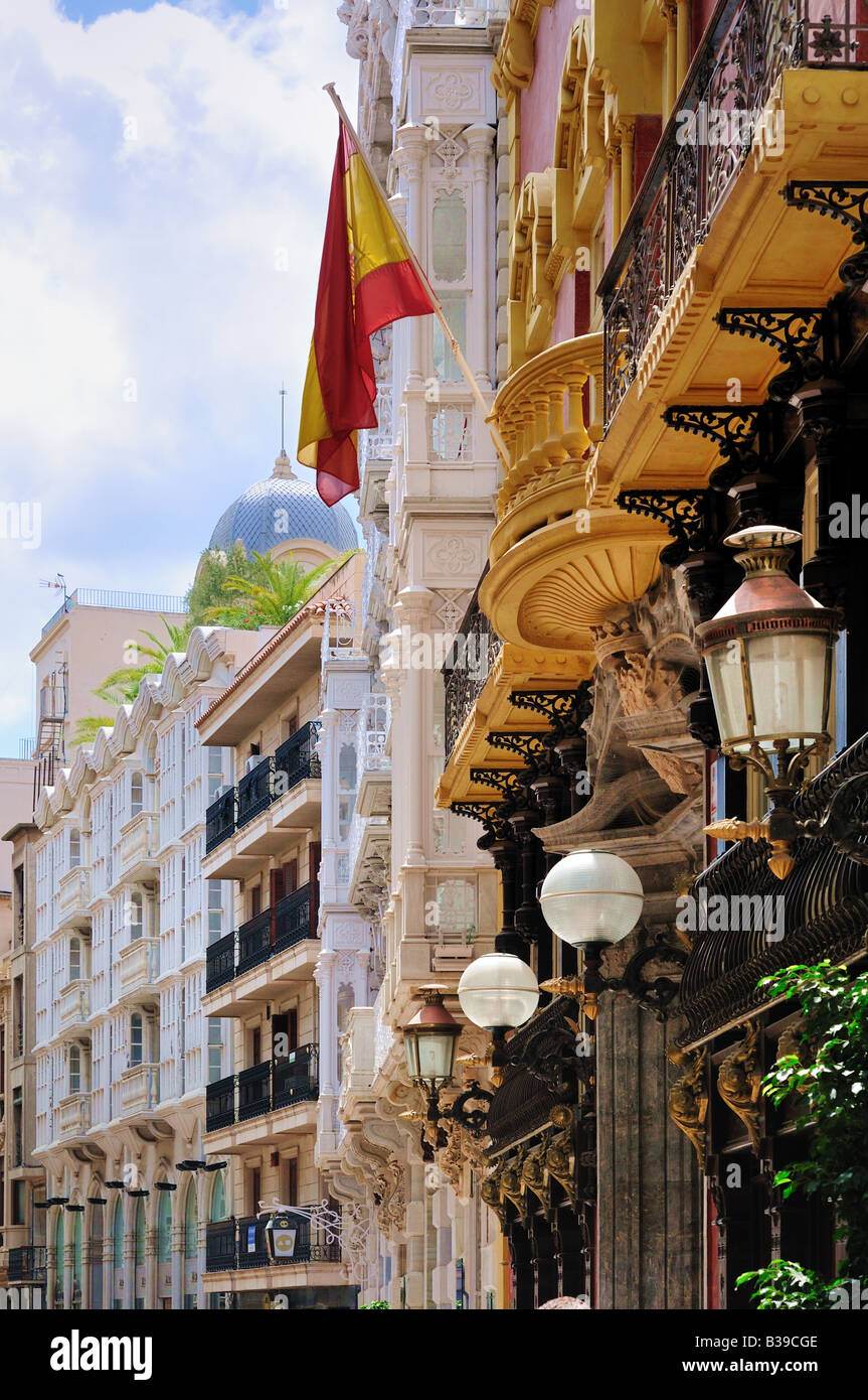 Cartagena, Spagna. Edifici sulla strada principale di Calle Mayor. vicino al porto, Municipio Teatro. Foto Stock