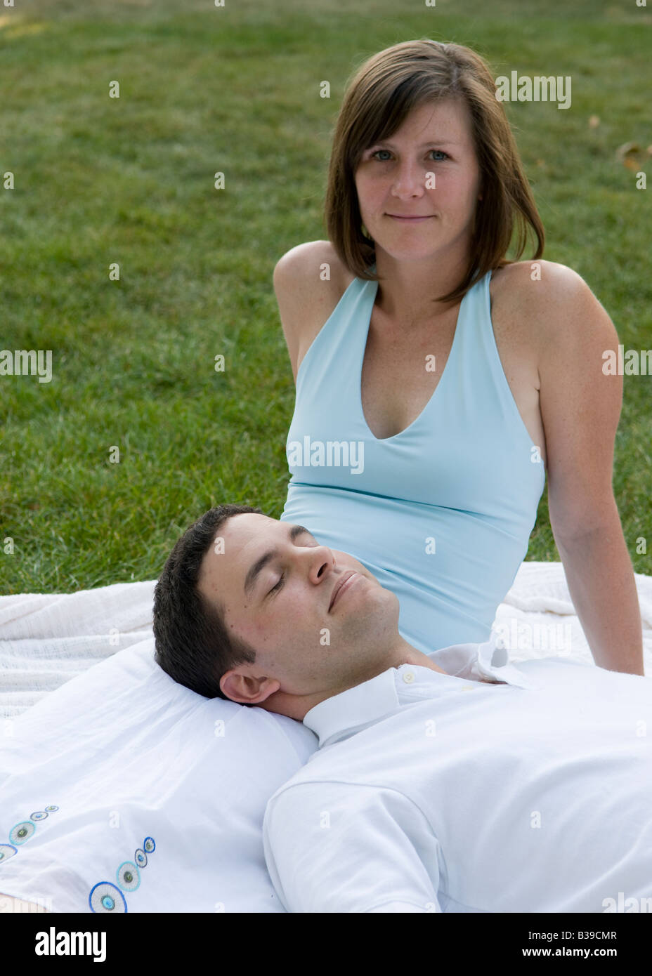 Un amorevole giovane sdraiati nel parco Foto Stock