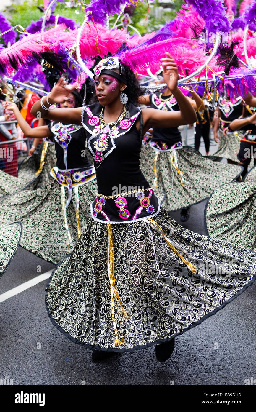 Ballerini di eseguire al carnevale di Notting Hill 2008 Foto Stock