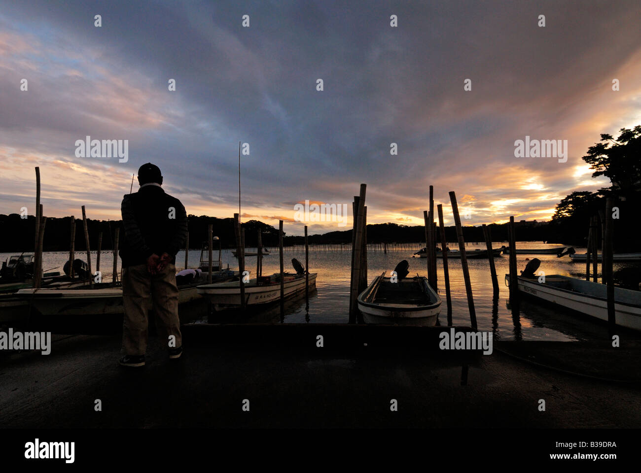 Fisherman e barche in Matsushima bay Giappone Foto Stock