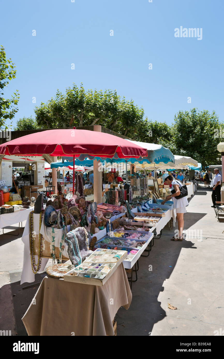 Sabato Il Mercato delle Pulci off il Allees de la Liberte nei pressi del Vieux Port, Cannes, Cote d'Azur, Provenza, Francia Foto Stock