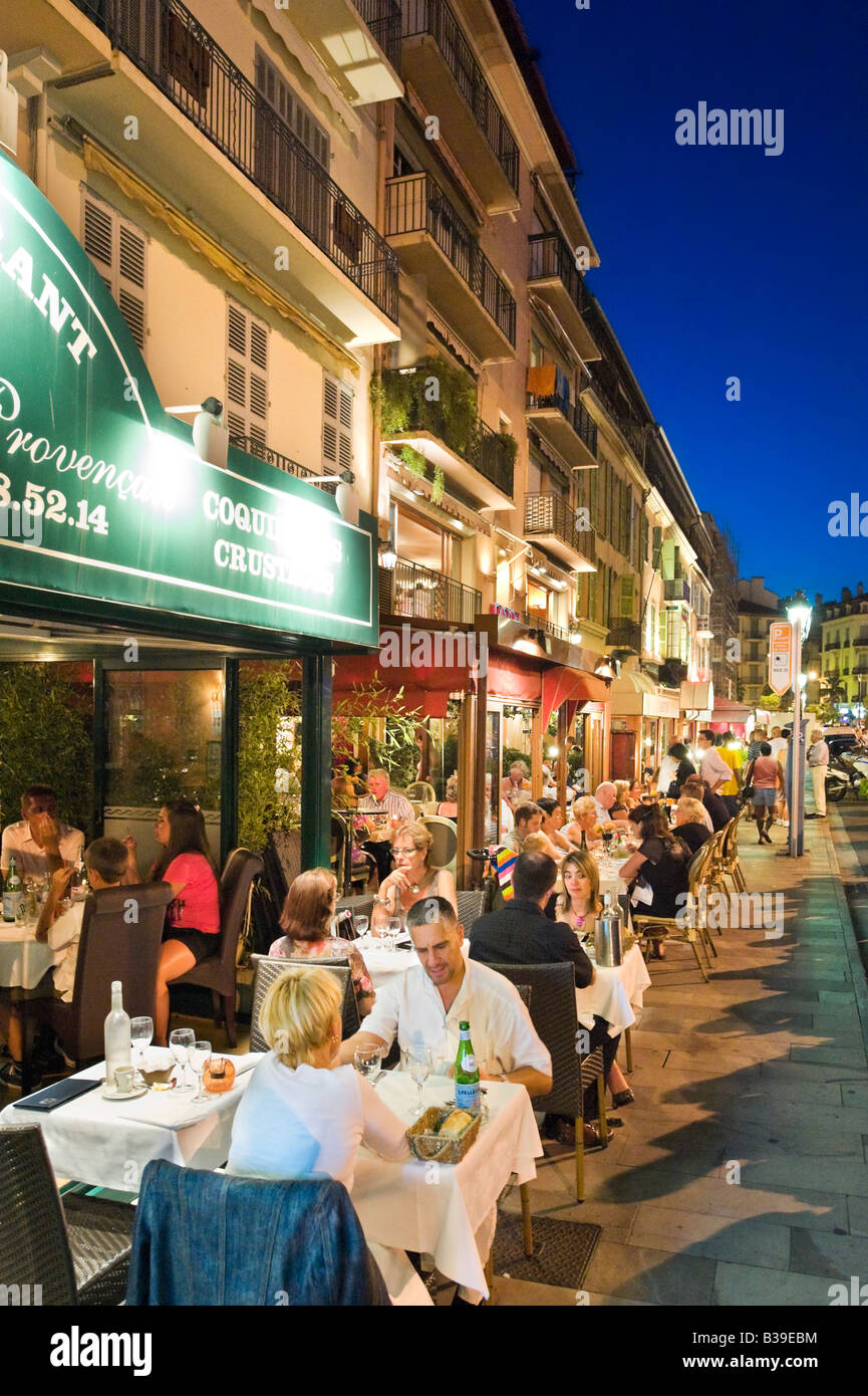 Ristorante sul Quai St Pierre dal Vieux Port nella città vecchia (Le Suquet) di notte, Cannes, Cote d'Azur, Provenza, Francia Foto Stock