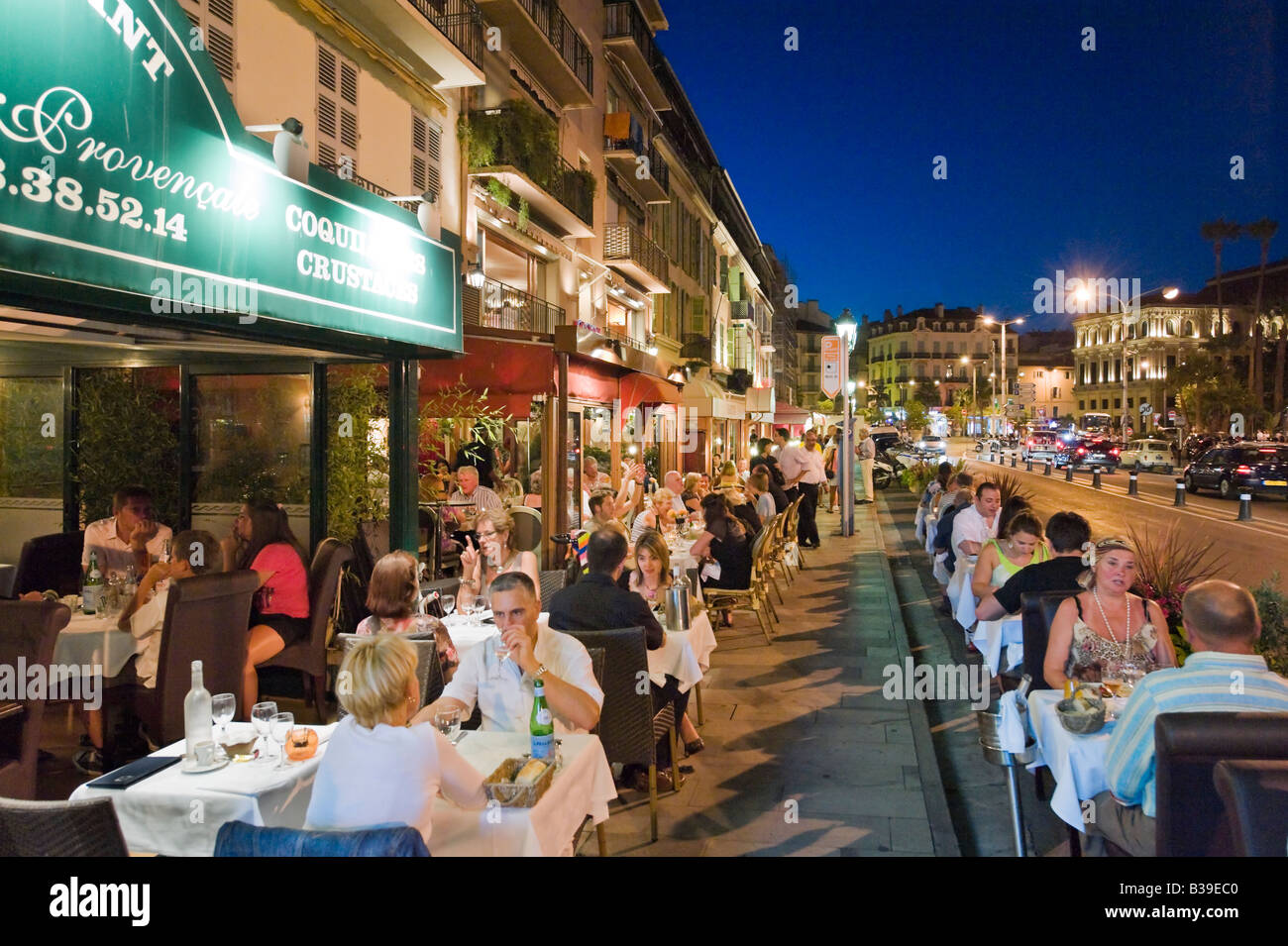 Ristorante sul Quai St Pierre dal Vieux Port nella città vecchia Le Suquet di notte Cannes Cote d Azur Provence Francia Foto Stock