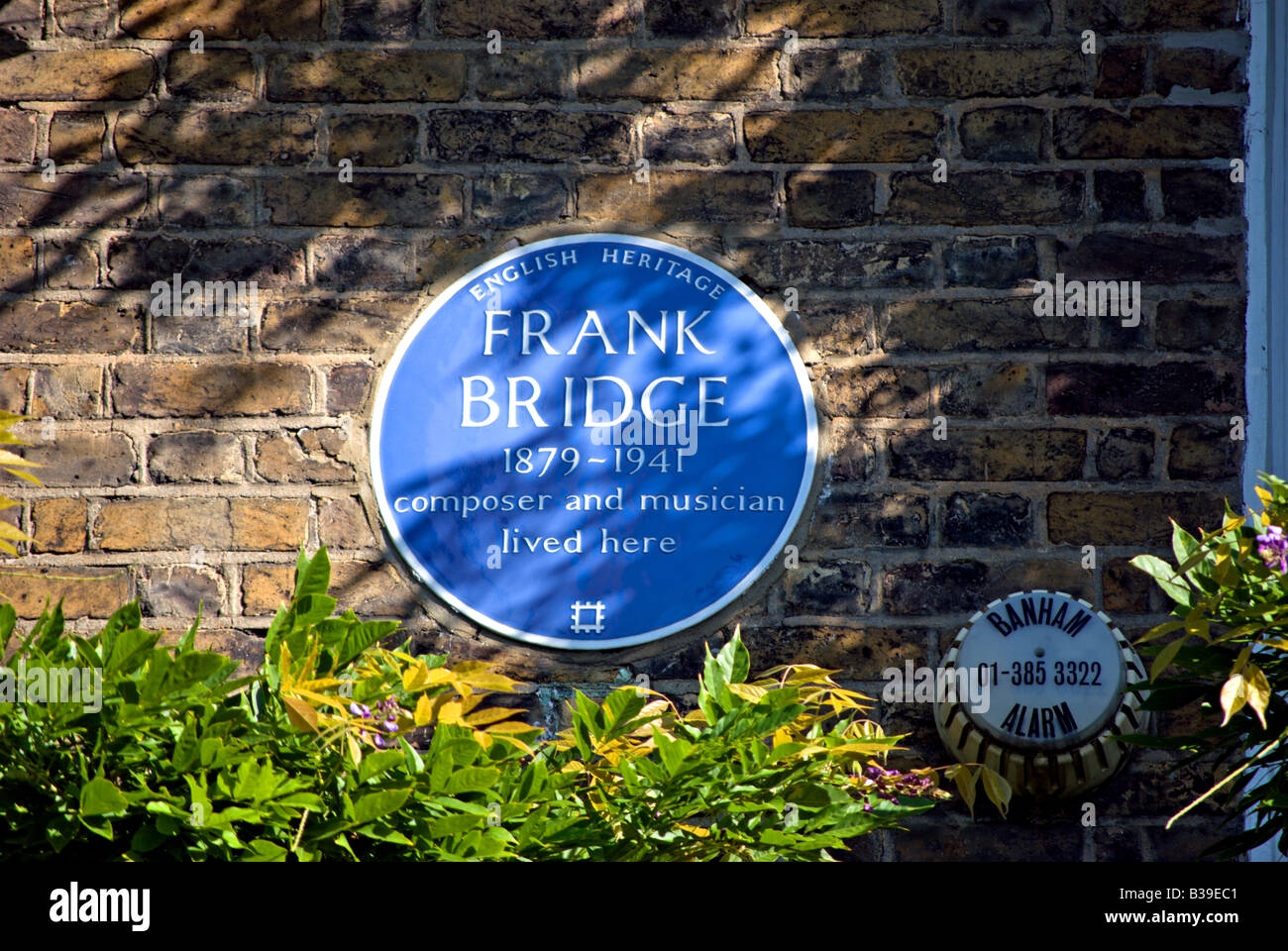 Targa blu segnando una ex casa del compositore e musicista frank bridge, in bedford Gardens, Kensington, Londra, Inghilterra Foto Stock