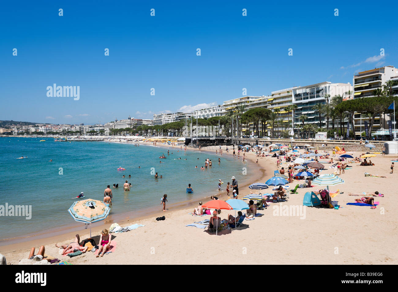 Plage de la Croisette (La Croisette Beach), Cannes, Cote d'Azur, Provenza, Francia Foto Stock