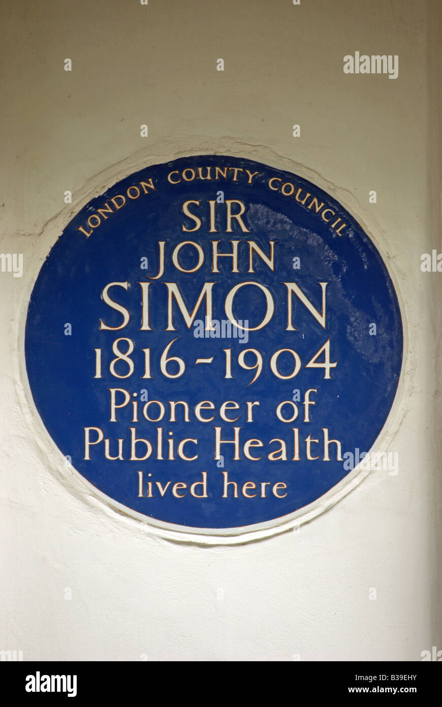 London County council targa blu segnando un ex casa di salute pubblica pioneer sir John simon, a Kensington, Londra, Inghilterra Foto Stock