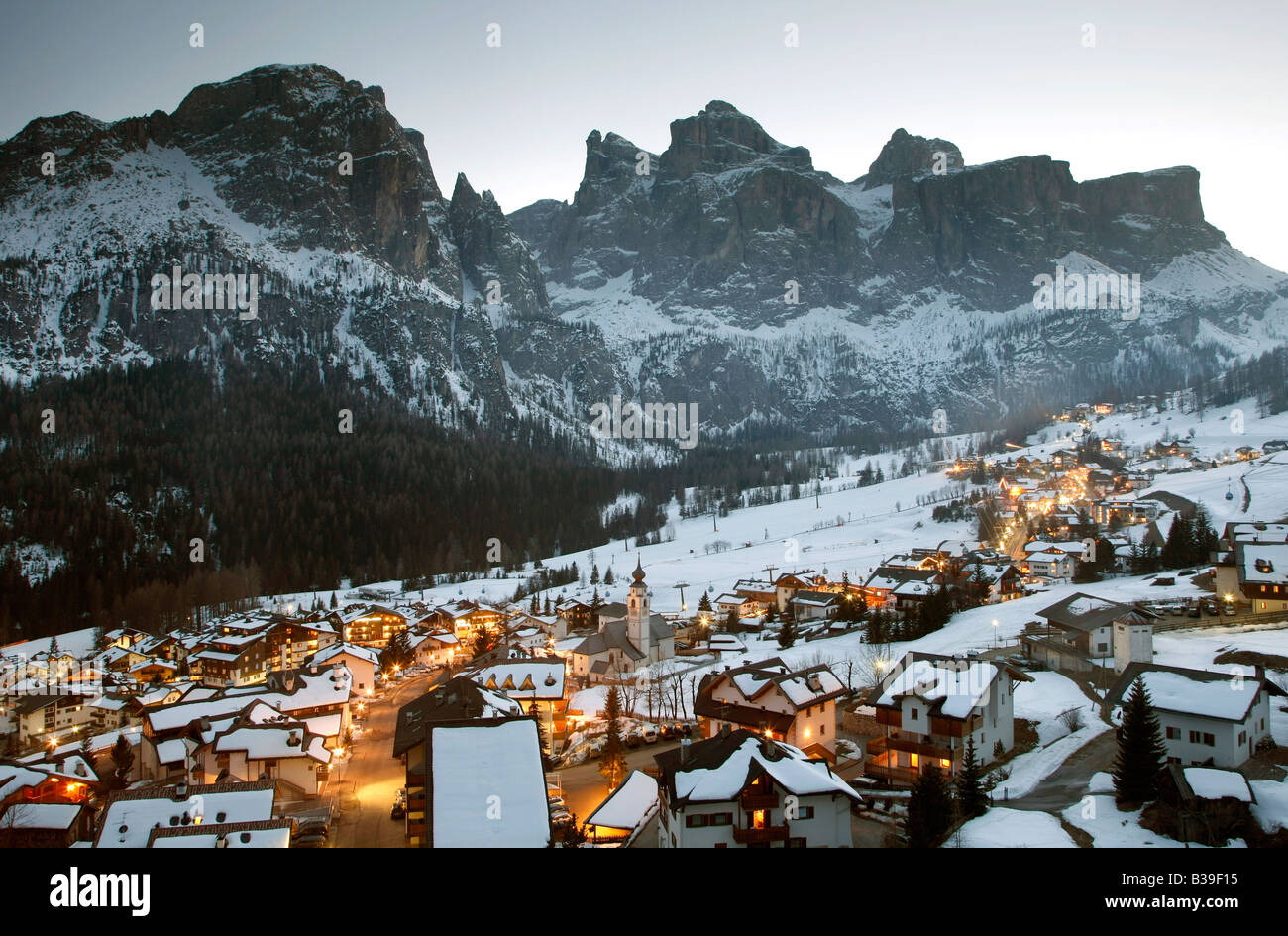 Twilight nella località sciistica di Colfosco Alta Badia, Regione, Dolomiti italiane, Italia Foto Stock