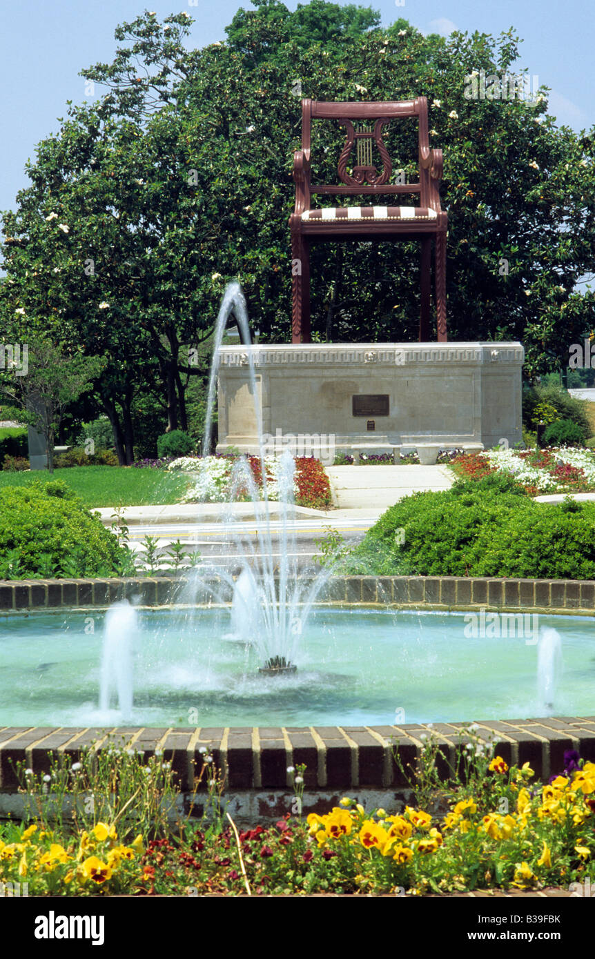 Thomasville NC grande poltrona 30 piedi di Duncan Phyfe replica in un parco paesaggistico lungo una piccola città sulla strada principale vicino al punto più alto Foto Stock