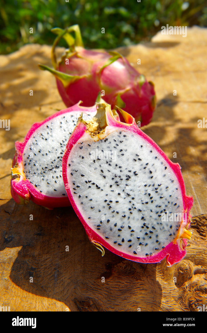 Chiudere del tutto fresco e tagliare pitaya, pitahaya o dragon frutto in una tabella all'aperto Foto Stock