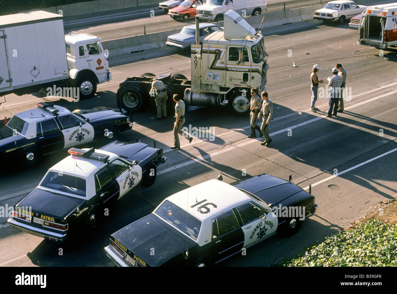 California Highway Patrol condotta degli ufficiali di esame alla superstrada incidente che coinvolge grandi carrello Foto Stock