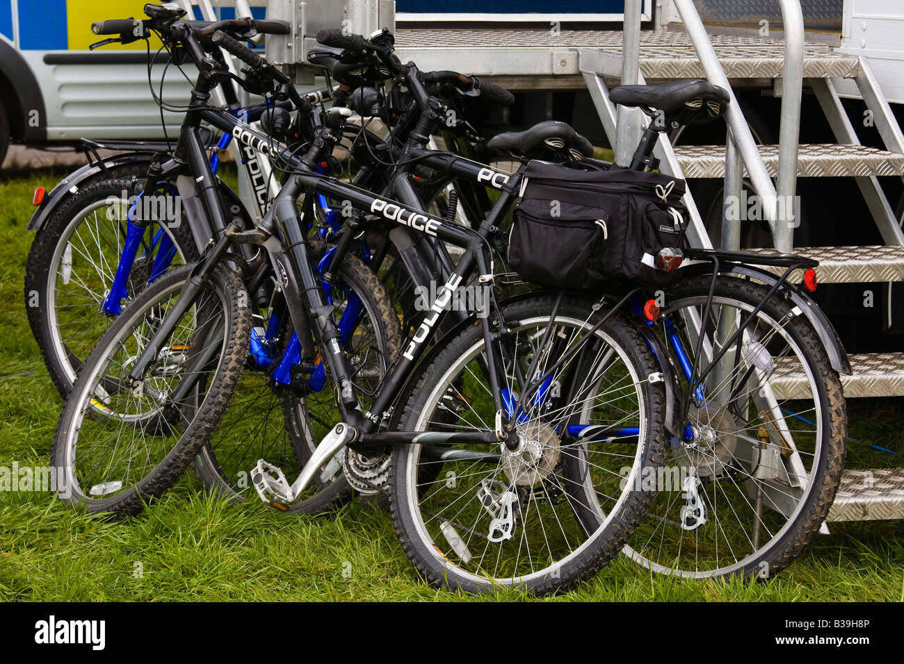 Le biciclette di polizia impilati sul lato della scaletta di accesso al locale di polizia mobile office a Abergavenny equo agli agricoltori, Scotland, Regno Unito Foto Stock