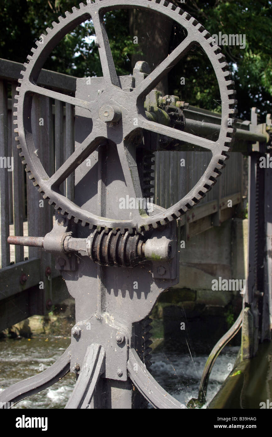 Ingranaggi di comando sulla porta a stramazzo, Rufford Mill, Rufford abbazia e Country Park, Foto Stock
