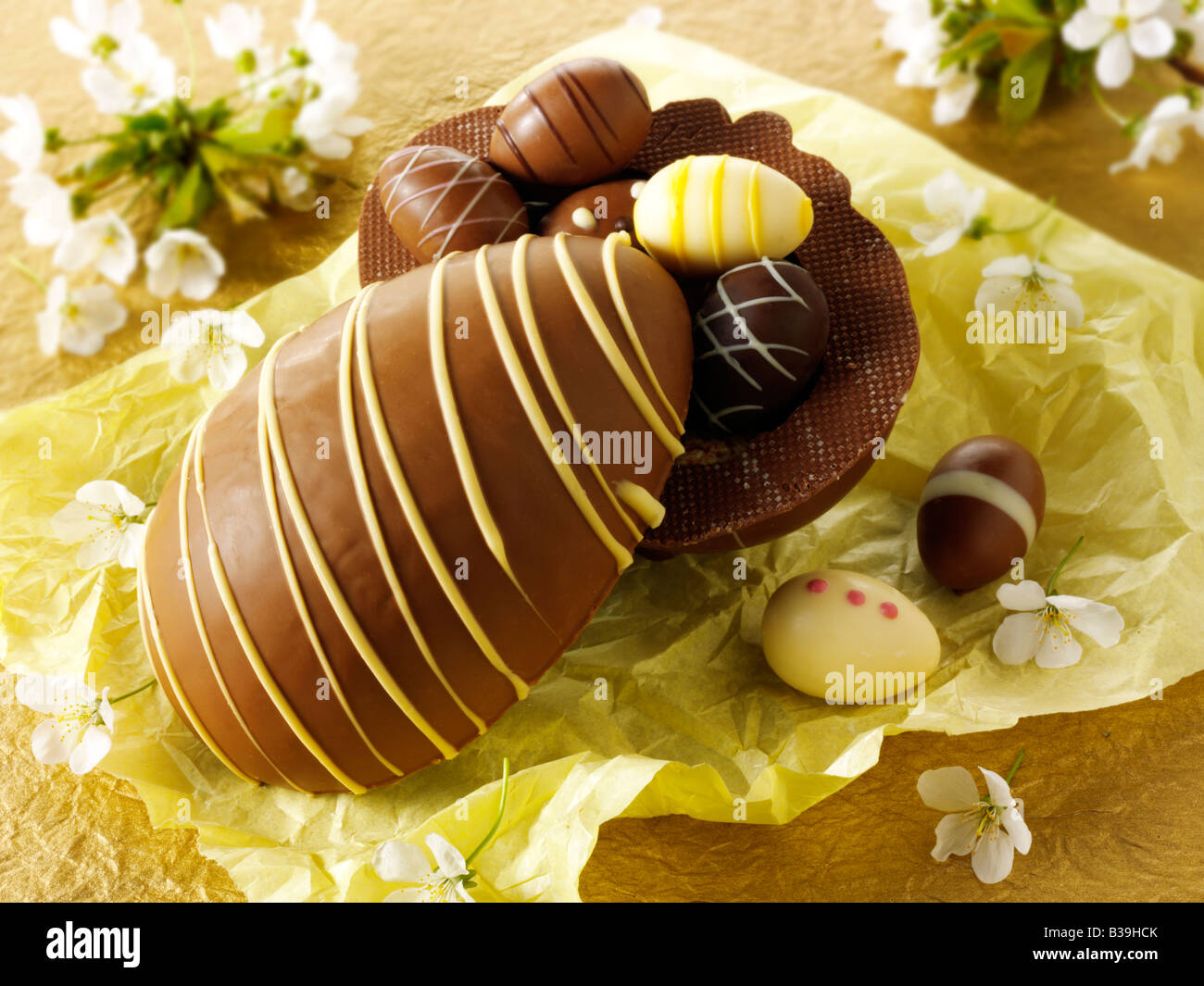 Tradizionale fatto a mano di cioccolato decorate uova di Pasqua Foto Stock