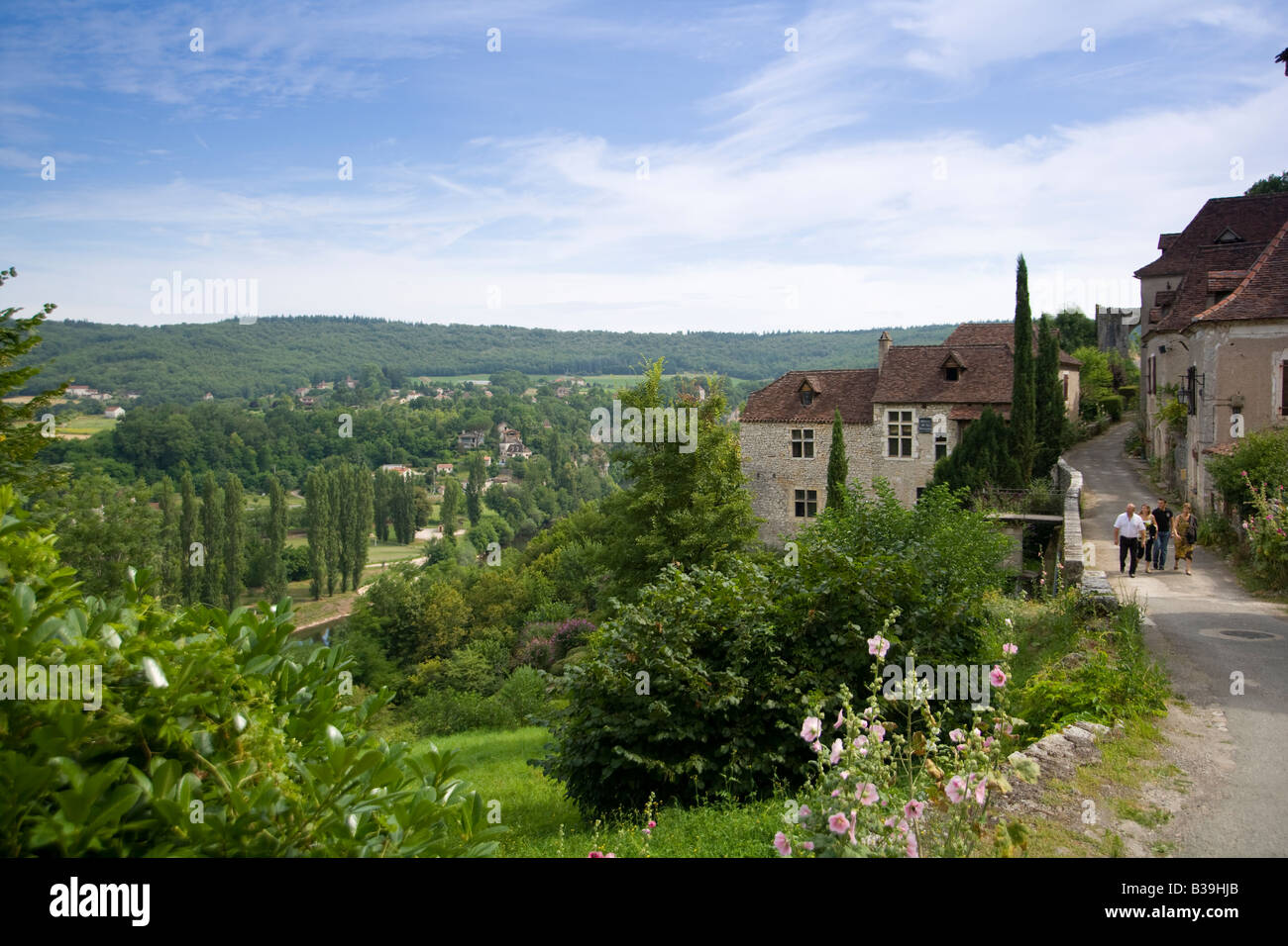 Clifftop storico villaggio di attrazione turistica, St Cirq Lapopie, 46, Lot, Midi Pirenei, Francia, Europa Foto Stock