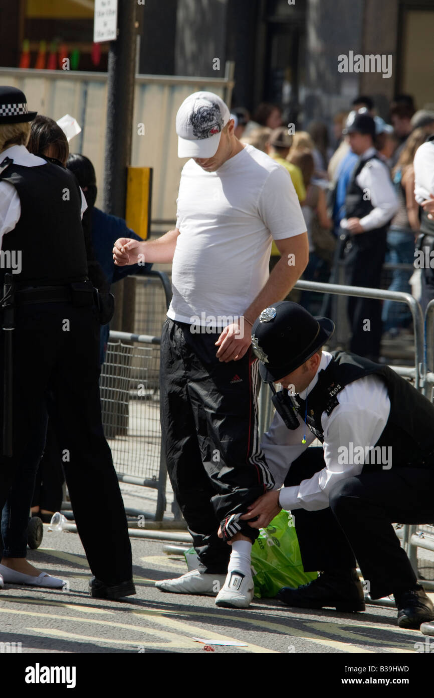 Metropolitana di Londra la polizia arresta e operazione di ricerca durante il carnevale di Notting Hill 2008 Foto Stock