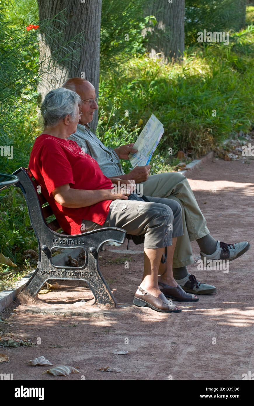 Paio di lettura mappa cittadina nel centro di Loches, Indre-et-Loire, Francia. Foto Stock
