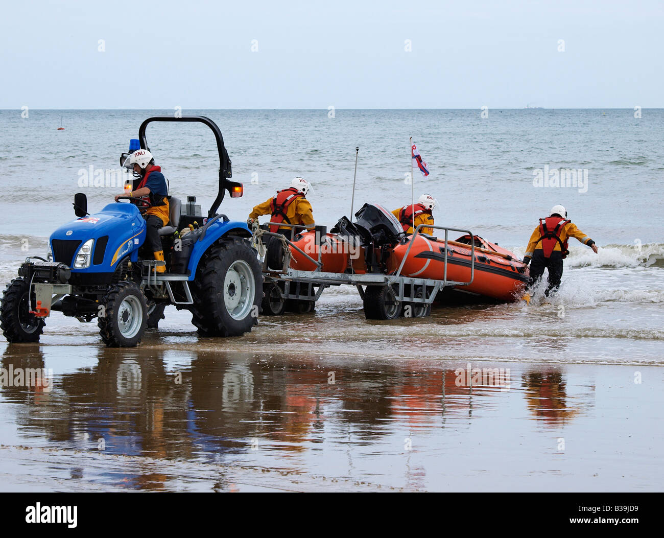 Cromer inshore scialuppa di salvataggio lanciata dalla spiaggia da trattore norfolk England Regno Unito Foto Stock