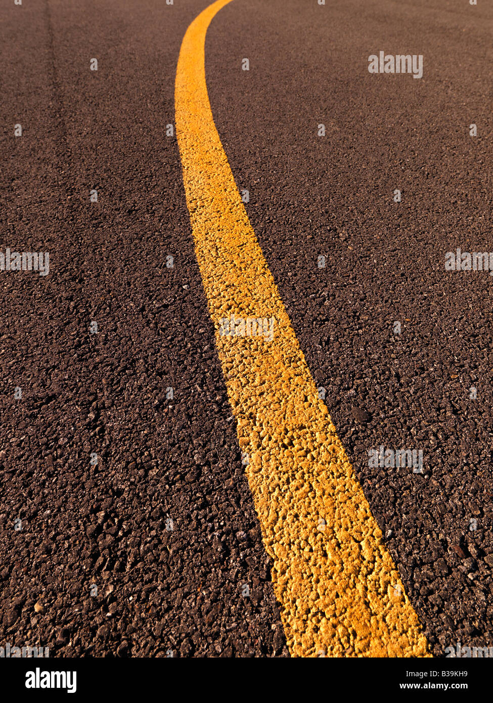 Clsoe up della linea gialla su asfalto Foto Stock