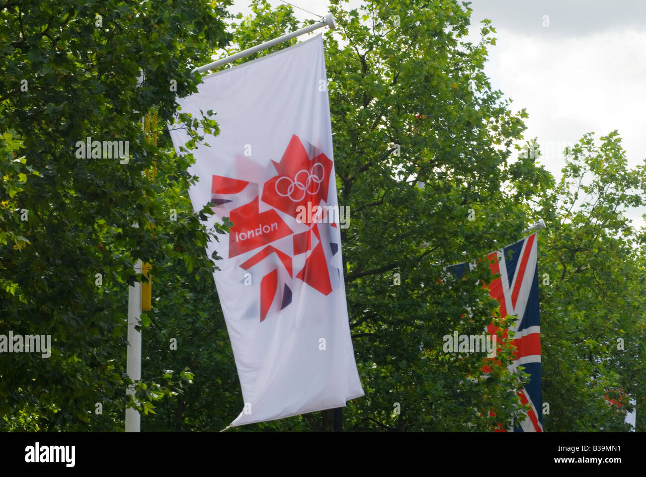 Londra 2012 Giochi Oylmpic bandiera e Union Jack flag appeso in Mall London Inghilterra 2008 Foto Stock