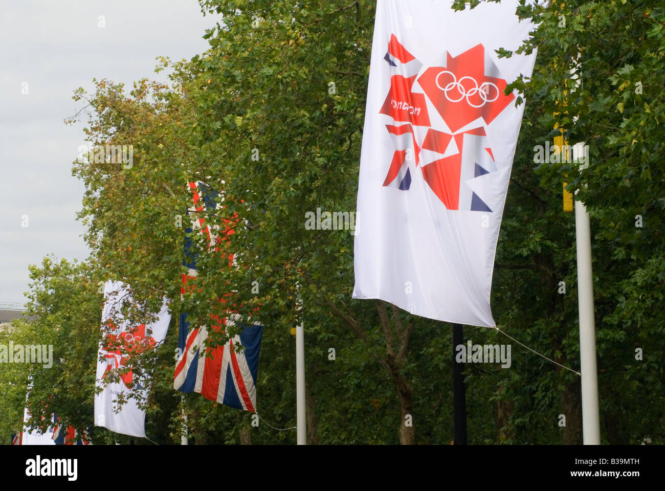 Londra 2012 Giochi Oylmpic bandiera e Union Jack flag appeso in Mall London Inghilterra HOMER SYKES Foto Stock
