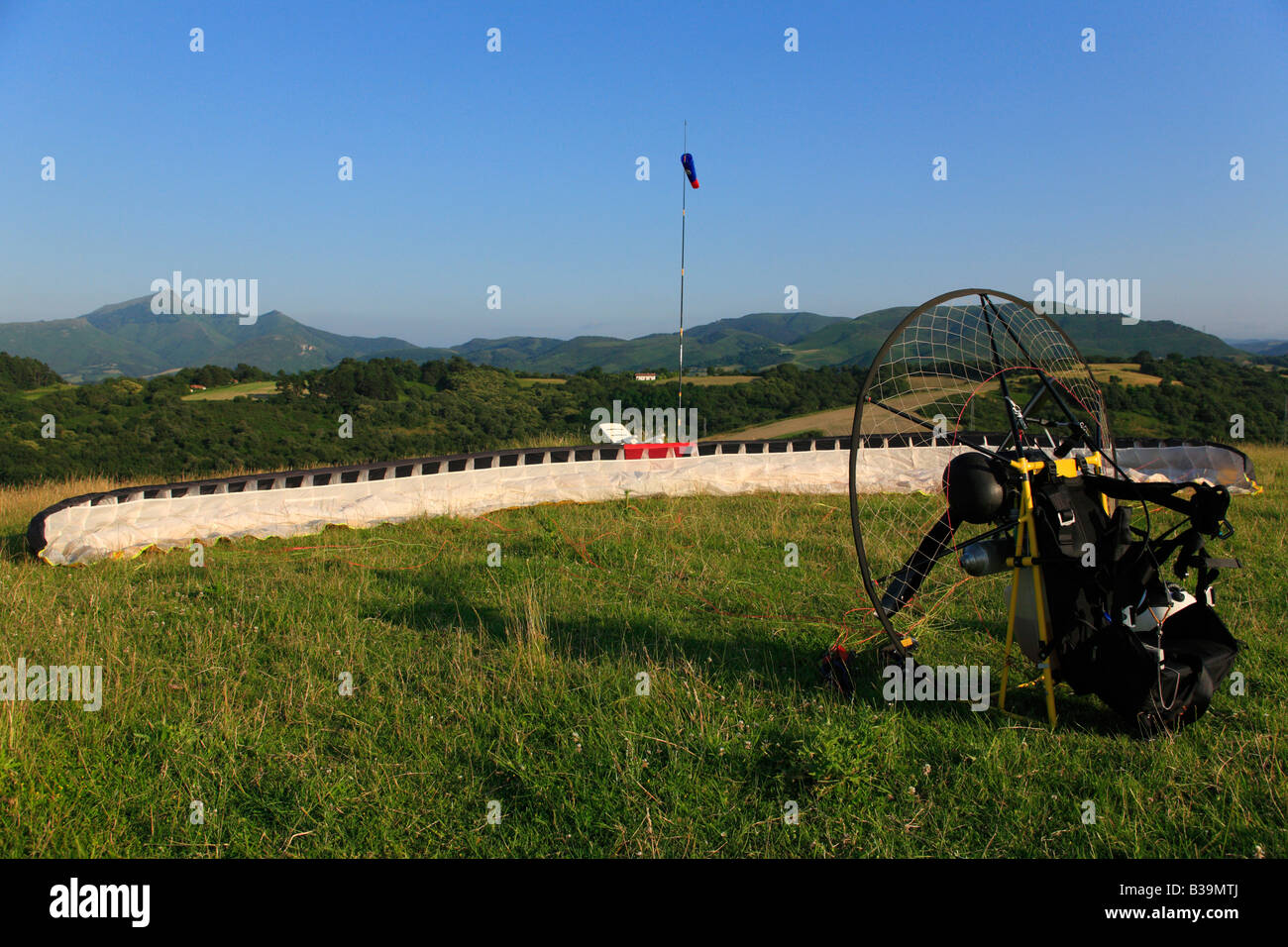 Parapendio motorizzato Pays Basque Francia Foto Stock