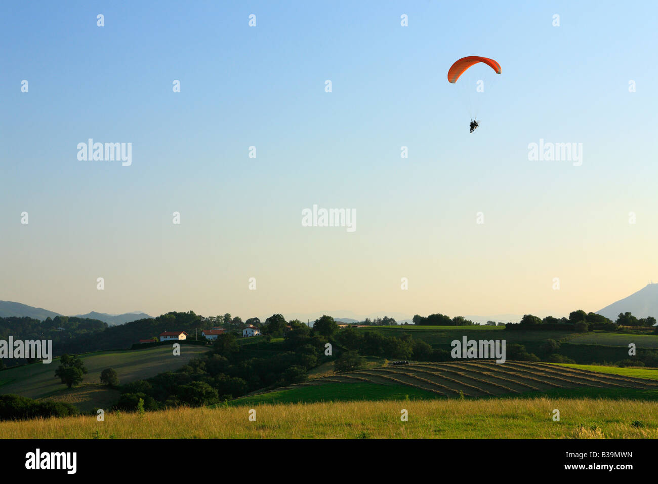 Parapendio motorizzato Pays Basque Francia Foto Stock