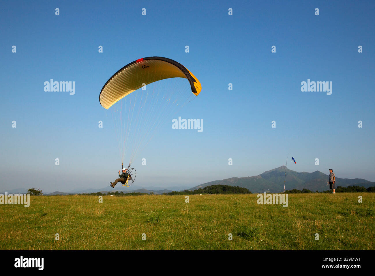 Parapendio motorizzato Pays Basque Francia Foto Stock
