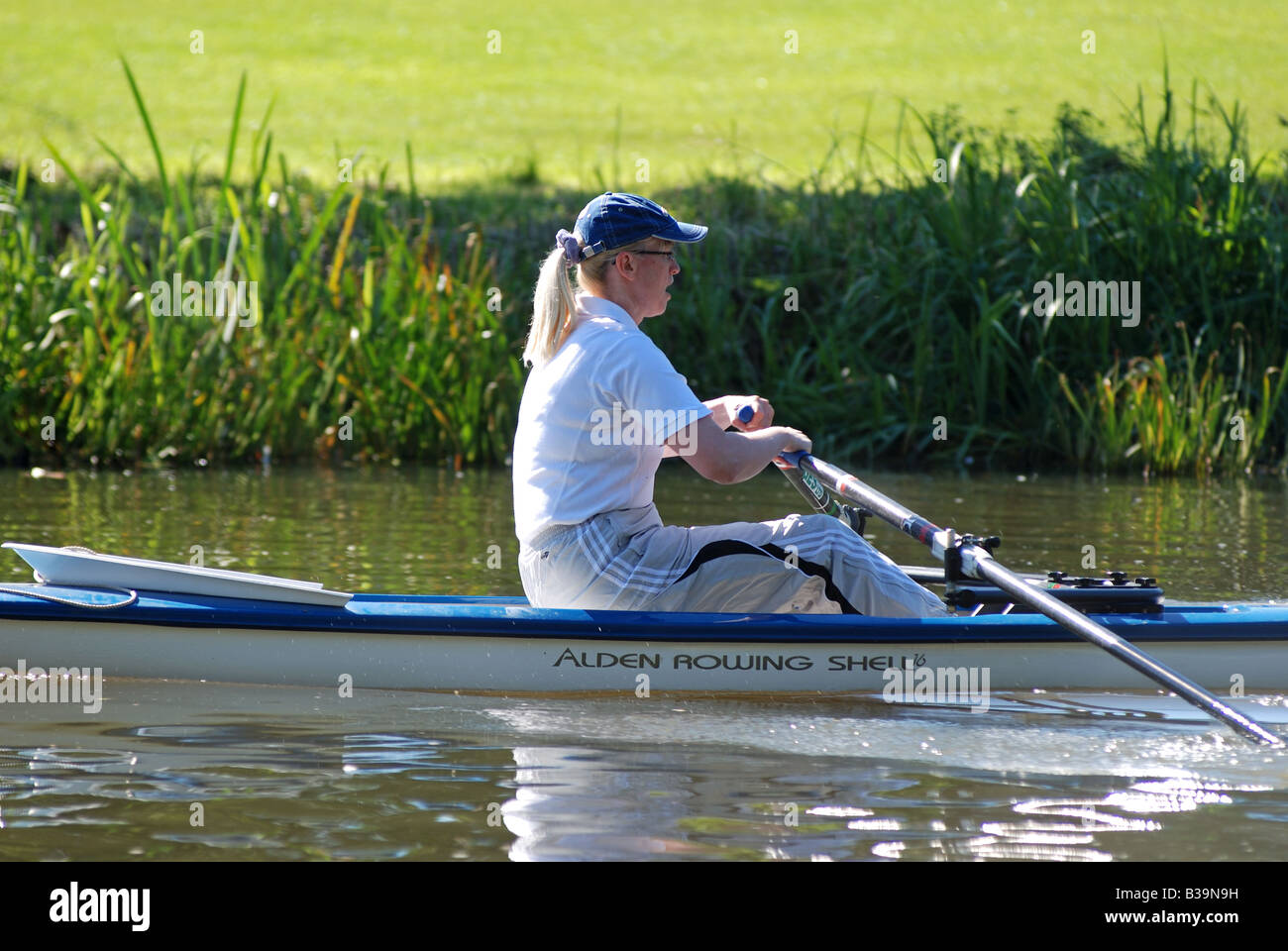 Donna canottaggio sul fiume Avon Warwick Warwickshire England Regno Unito Foto Stock