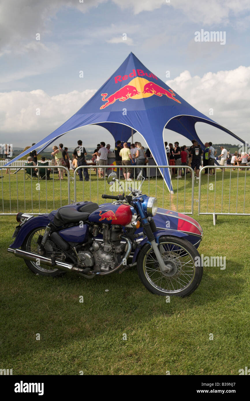 Royal Enfield Bullet moto sidecar e veicolo di pubblicità al Red Bull Impero di sporcizia concorrenza 26 luglio 2008 Devon UK Foto Stock