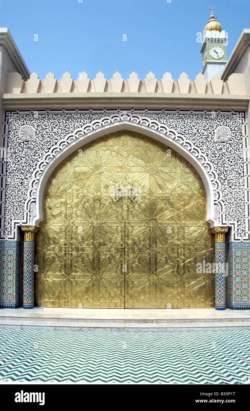 Porta in ottone e pavimento piastrellato Assam Bint Moschea Alawi Muscat Oman Foto Stock