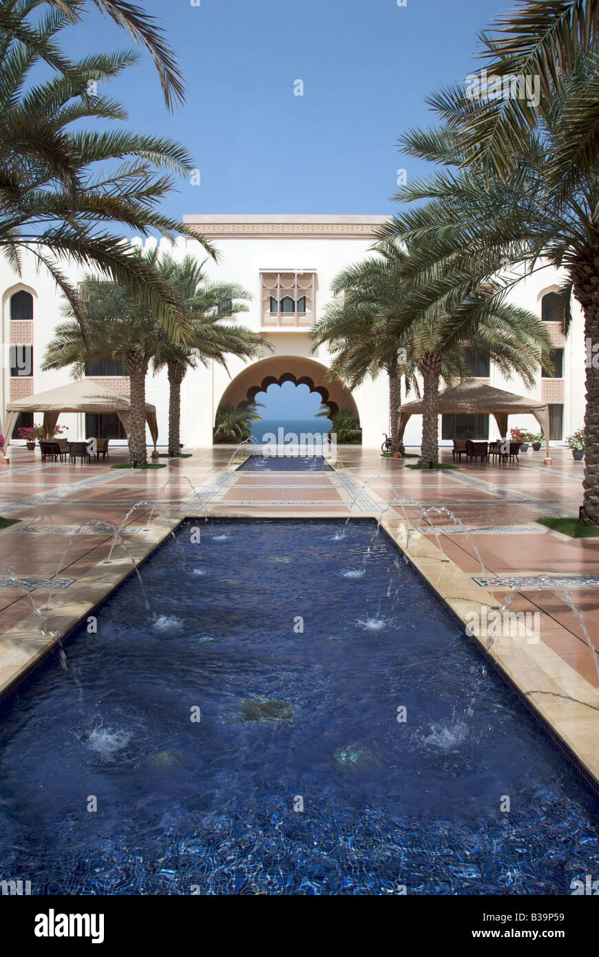 Il cortile Al Husn Hotel è classificato 6 stelle Al Jissah vicino a Muscat Oman Foto Stock