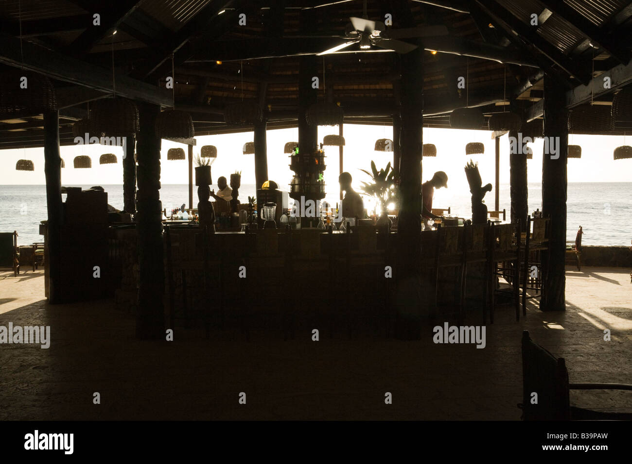 Caraibi bar sulla spiaggia al tramonto, Anse Chastenet, St Lucia, 'West Indies' Foto Stock