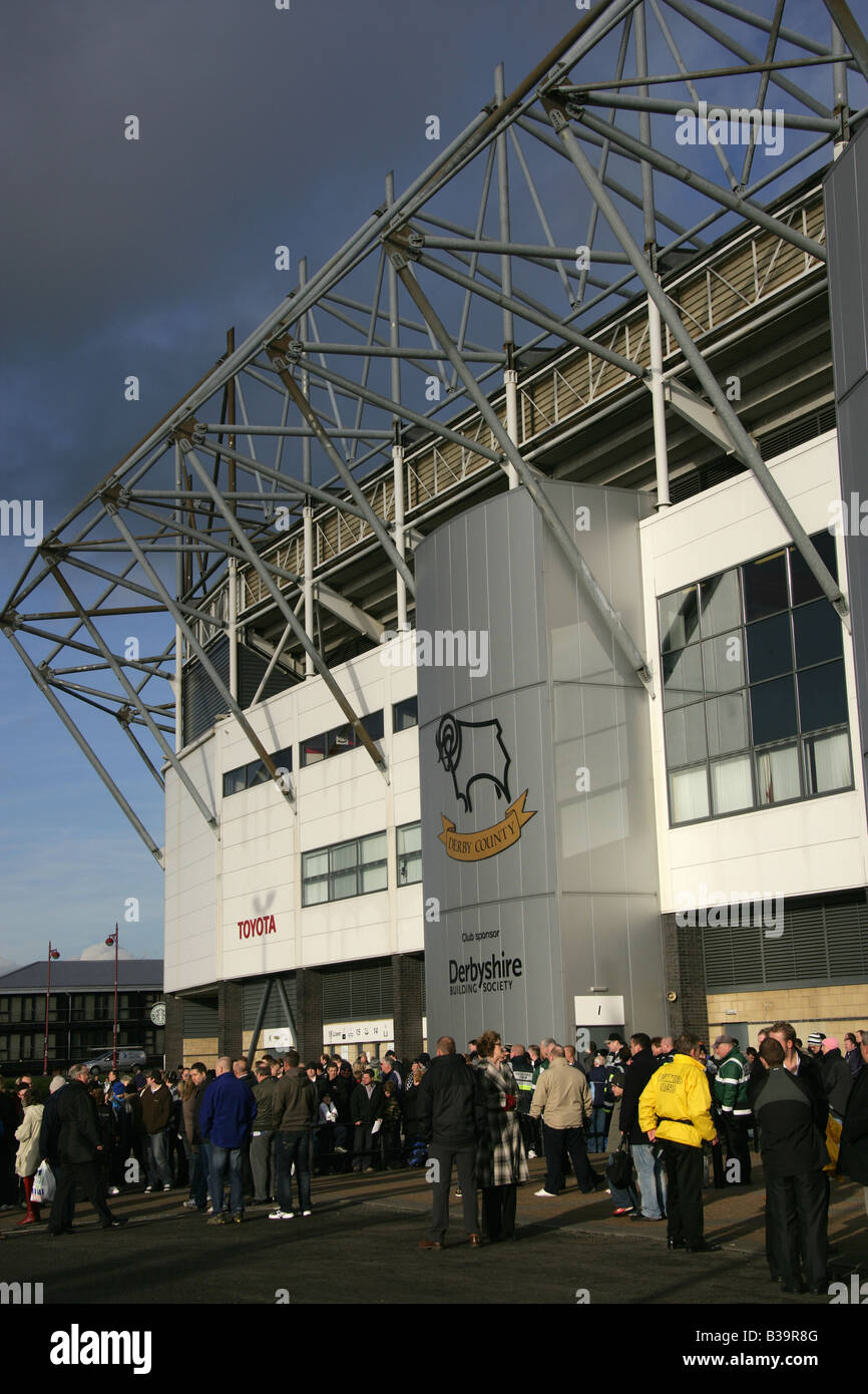 Città di Derby, Inghilterra. Match Day al Pride Park Stadium, casa del Derby County Football Club (DCFC) altrimenti noto come arieti. Foto Stock