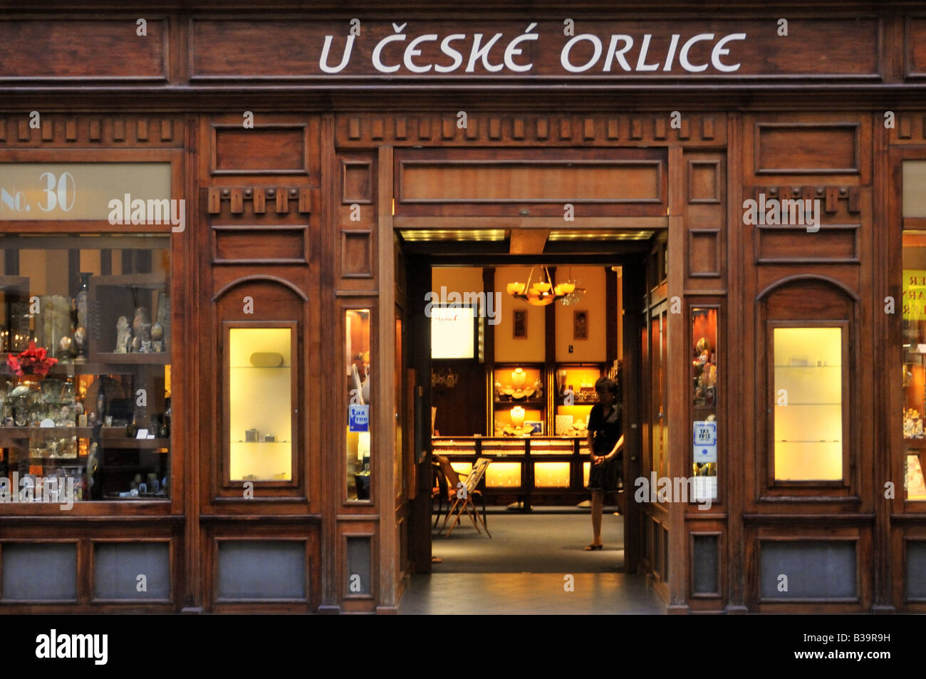 La ornano la facciata in legno di una sistemazione di gioielli e souvenir shop al numero 30 di via Celetna Praga Foto Stock