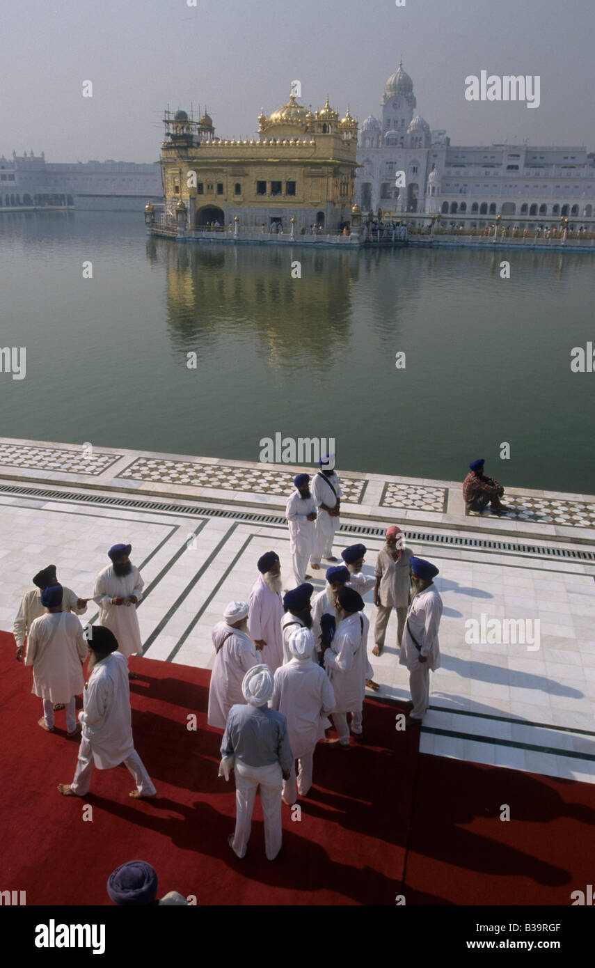 La religione sikh anziani fare una passeggiata a piedi modo pronto per un dignitario stranieri presso il Tempio Dorato in Armritsar, India Foto Stock