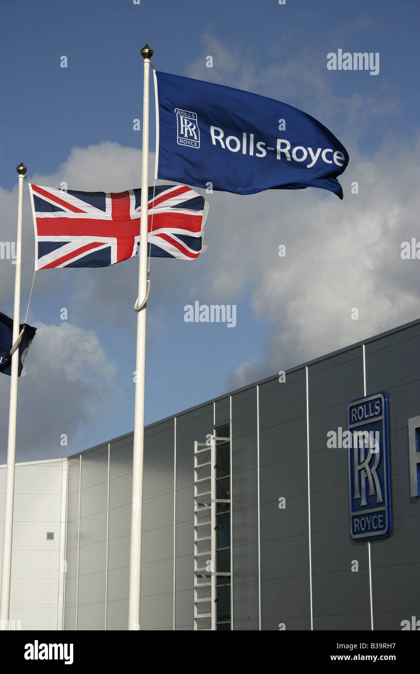 Città di Derby, Inghilterra. Union Jack e Rolls-Royce bandiera in Rolls Royce Aero di Riparazione e Revisione di impianto di Derby Sinfin del. Foto Stock