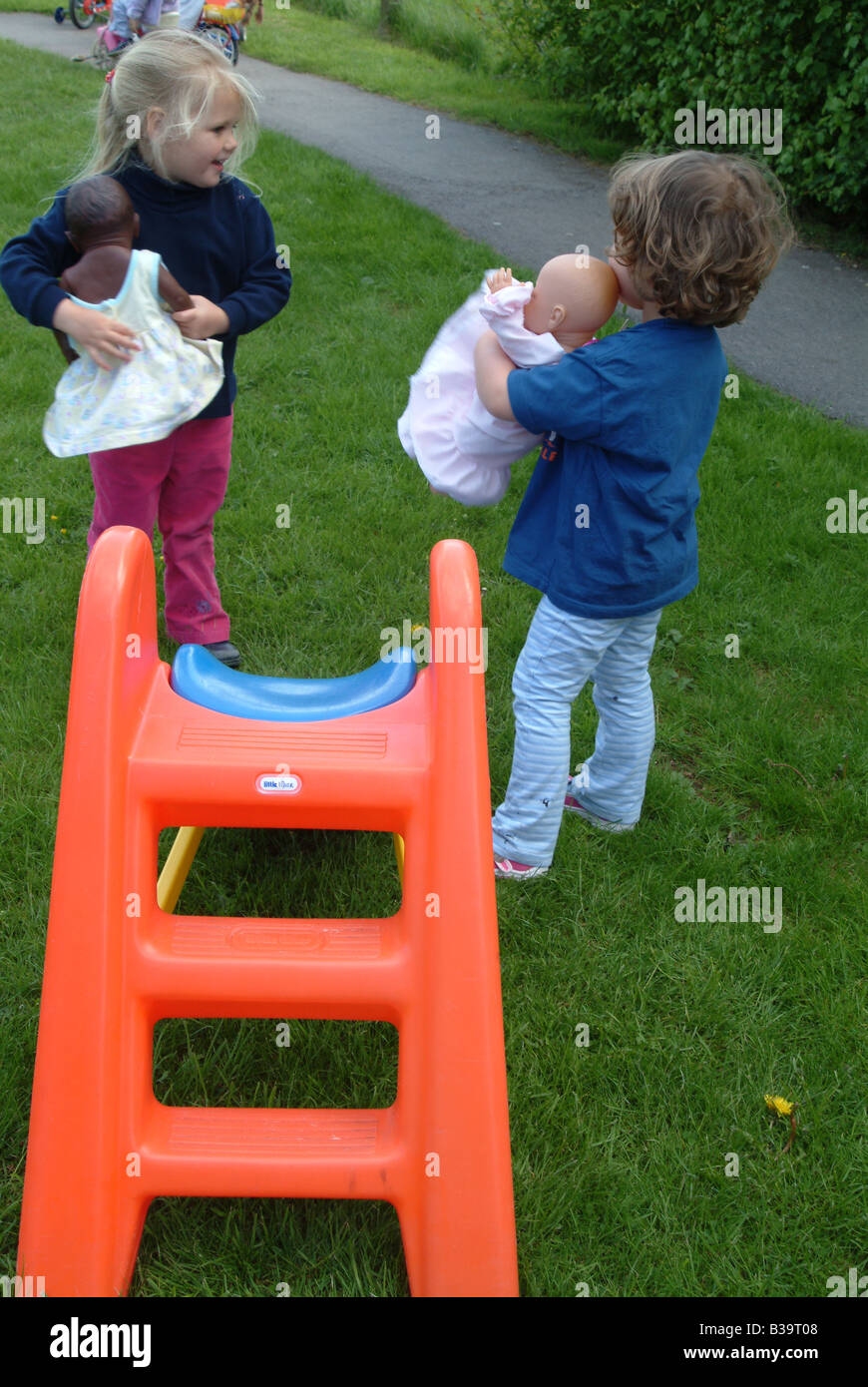 I bambini a giocare con le bambole Foto Stock