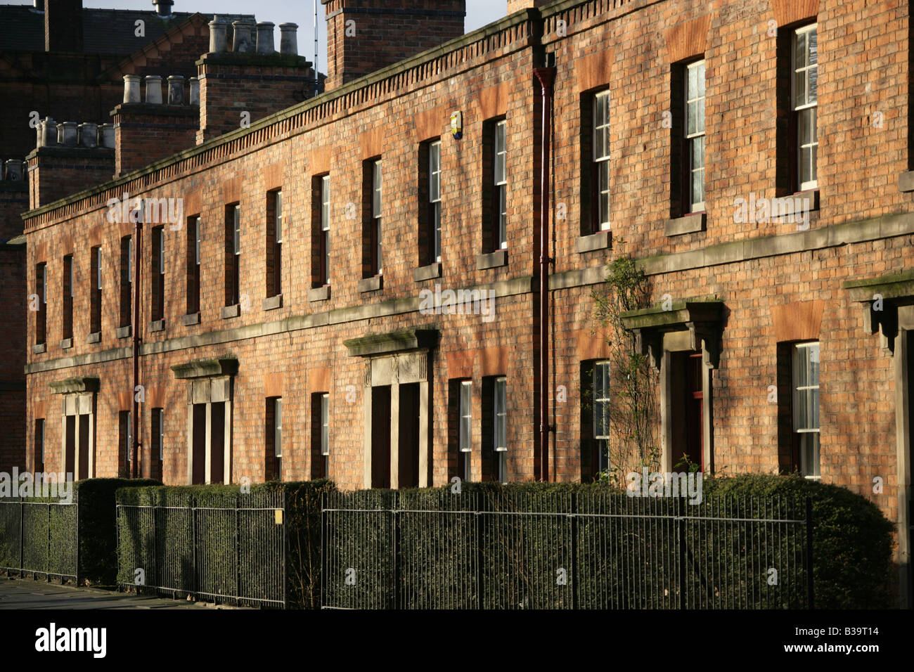 Città di Derby, Inghilterra. Progettato da Francesco Thompson il elencato Grade II stazione Cottages sono situati a terrazza ferroviaria. Foto Stock