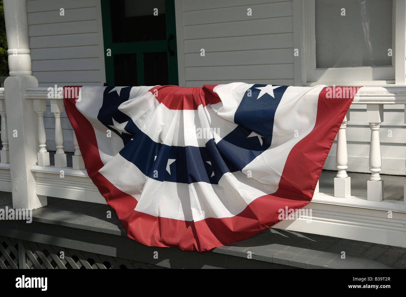 Bianco e Rosso banner blu sotto il portico del Wright casa di famiglia nel villaggio Greenfield Dearborn Michigan STATI UNITI D'AMERICA. Foto Stock