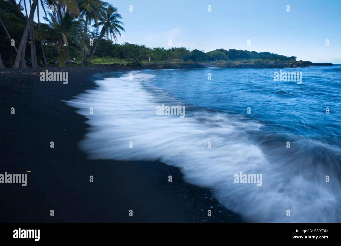 Onde che si infrangono sulla Punalu'u Beach Big Island delle Hawaii USA Foto Stock