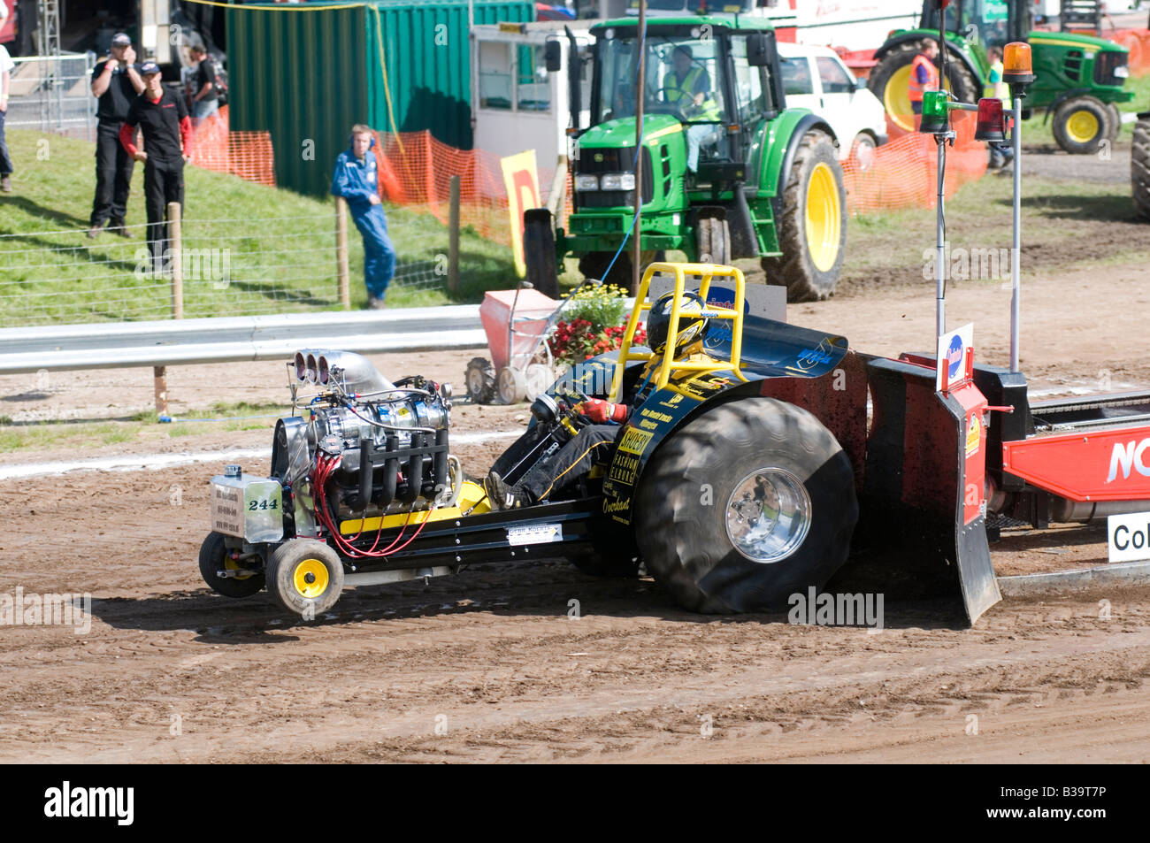 Mini trattore tirando estrattore motore V8 Foto Stock