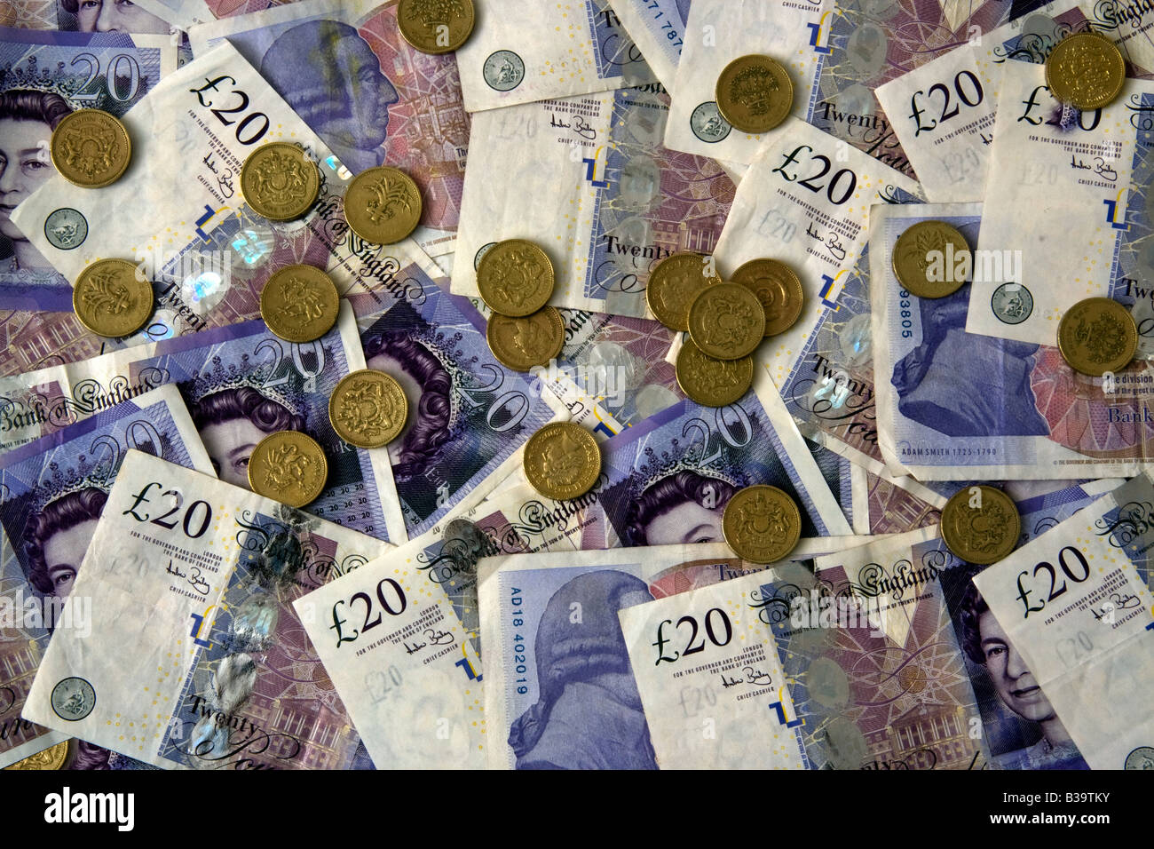Venti Pound monete e banconote denaro Foto Stock