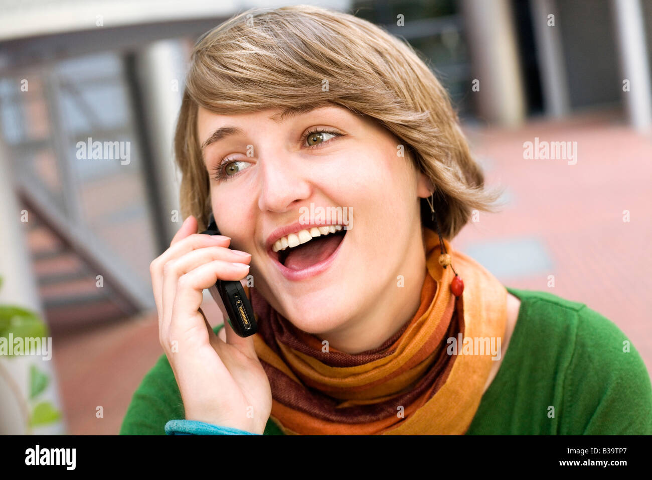 Una giovane donna a parlare su un telefono cellulare. Foto Stock