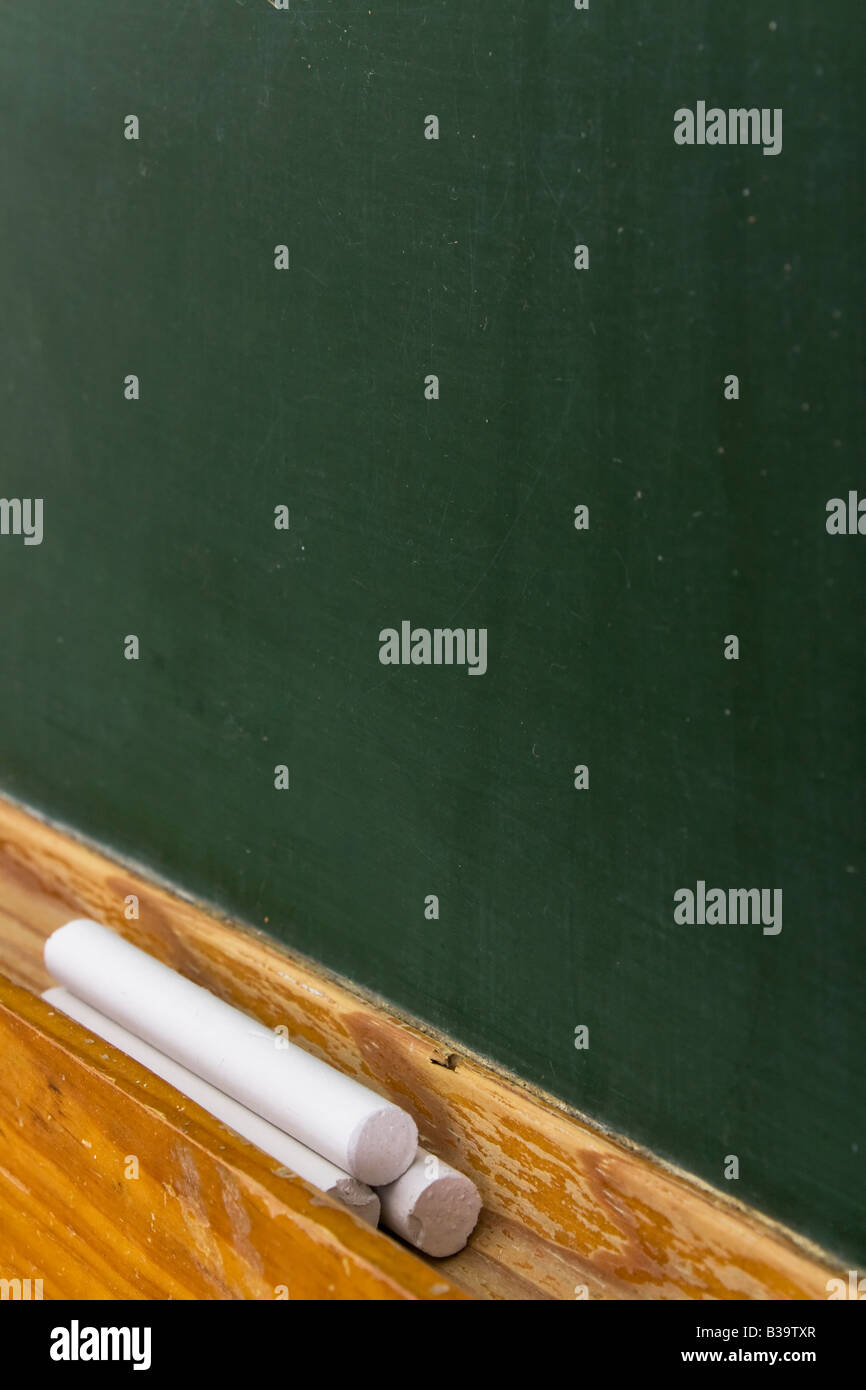 Dettaglio di chalk bastoni in una scheda della scuola Foto Stock