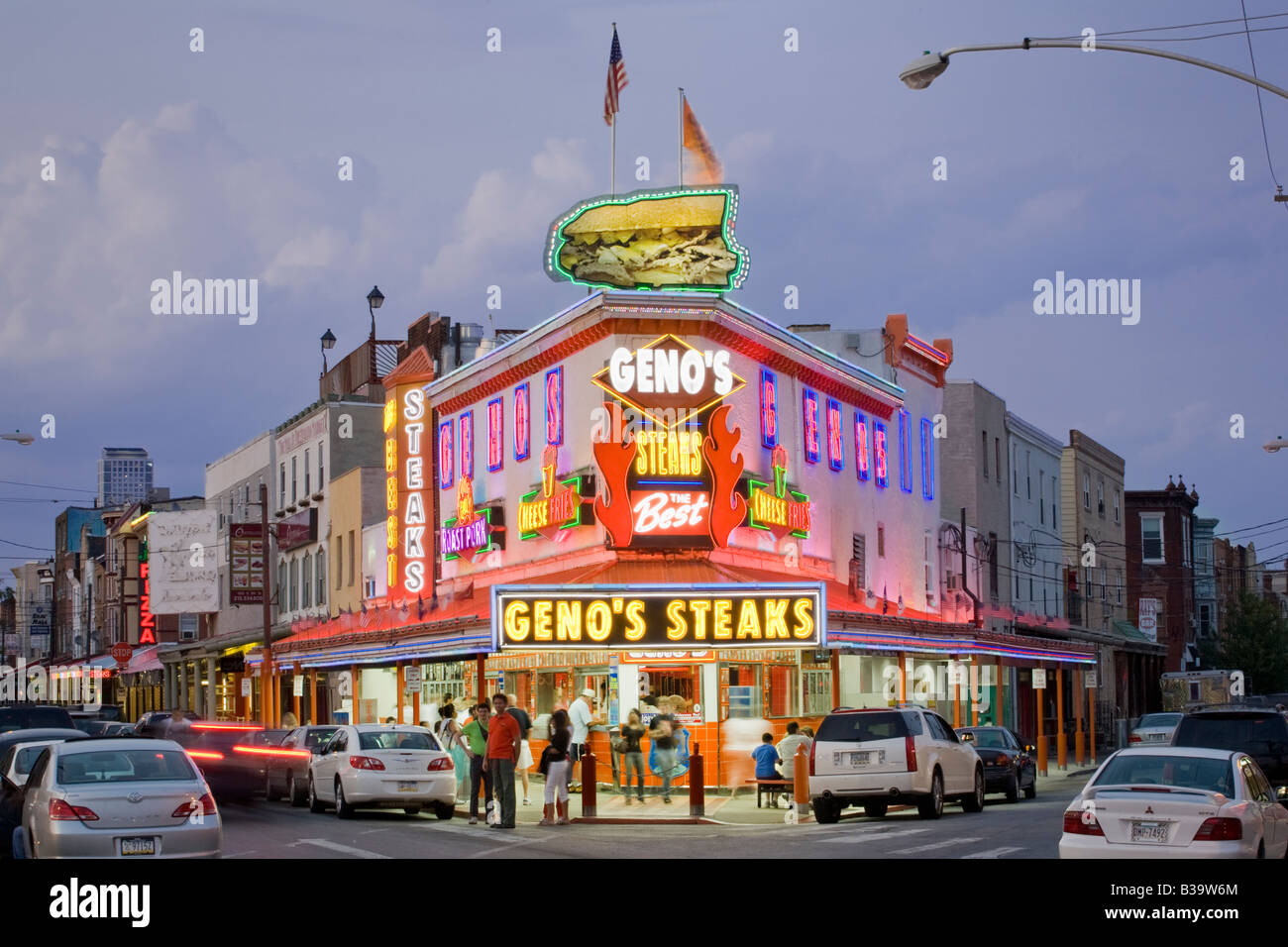 Neon di Geno's Steaks, South Philadelphia, Pennsylvania, famoso per i panini Philly cheesesteak. Foto Stock
