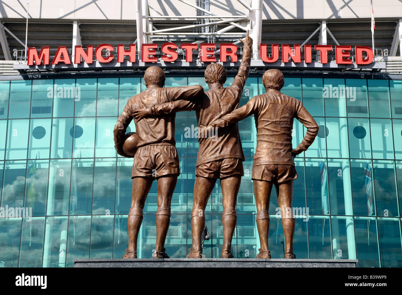 Statue in bronzo di Manchester United leggende 'Sir Bobby Charlton' 'Denis diritto' e 'George Best', 'Old Trafford, Manchester Foto Stock