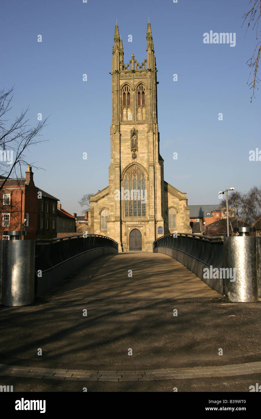 Città di Derby, Inghilterra. Il 1844 Augustus Pugin progettato la Chiesa di St Mary (RC) a Derby il ponte di gate. Foto Stock